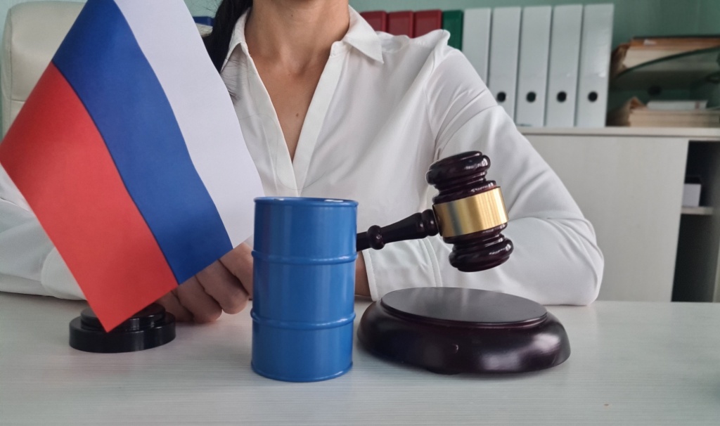 russian-flag-oil-barrel-with-gavel-courtroom.jpg флаг