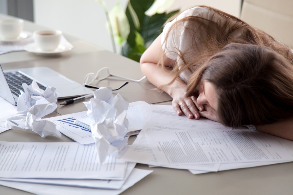 woman-sleeping-desk-covered-crumpled-papers.jpg бумаги