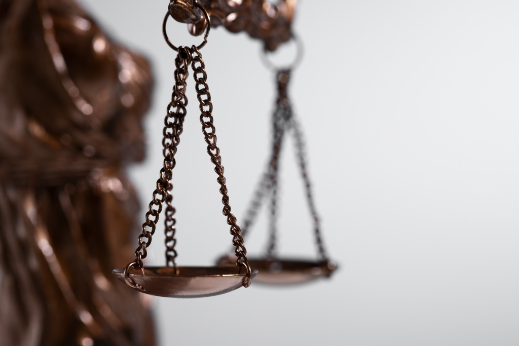 still-life-with-scales-justice.jpg весы
