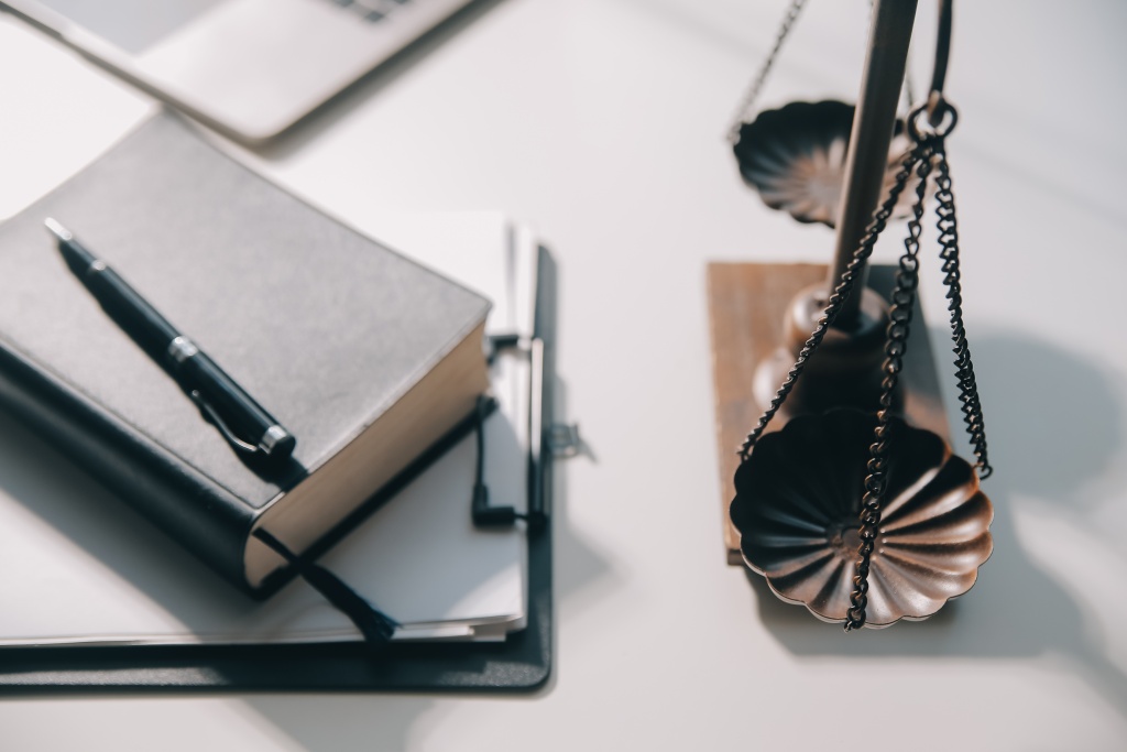 business-lawyers-discussing-contract-papers-with-brass-scale-desk-office-law-legal-services-advice-justice-law-concept-picture-with-film-grain-effect.jpg блокнот