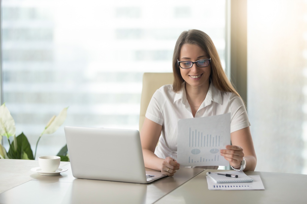 satisfied-businesswoman-revising-financial-results.jpg окно