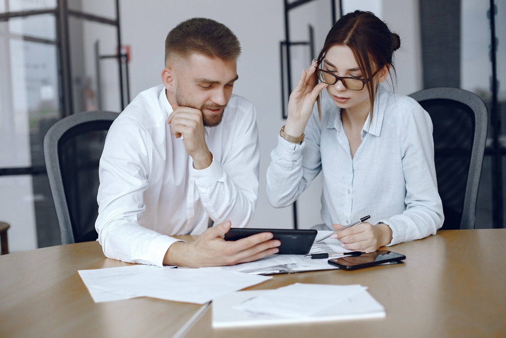 man-with-tablet-woman-with-glasses-people-sitting-table.jpg рубашка