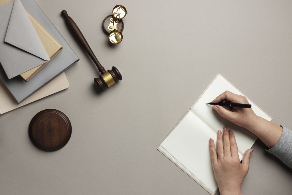 top-view-career-guidance-items-judges.jpg конверт