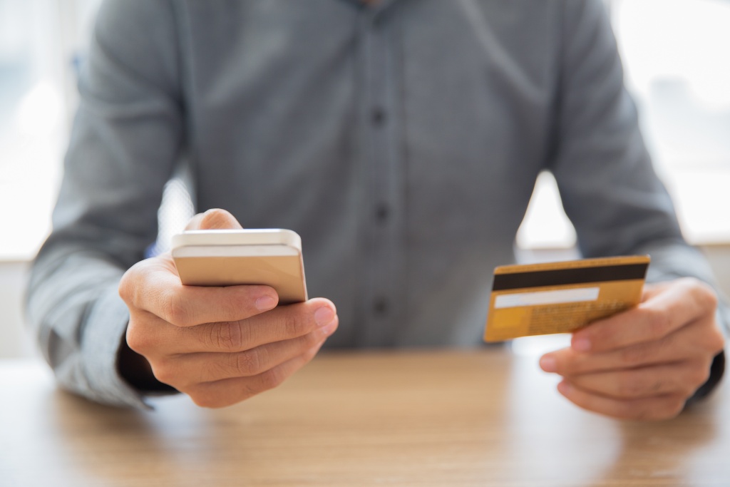 businessman-typing-card-data-mobile-phone.jpg телефон