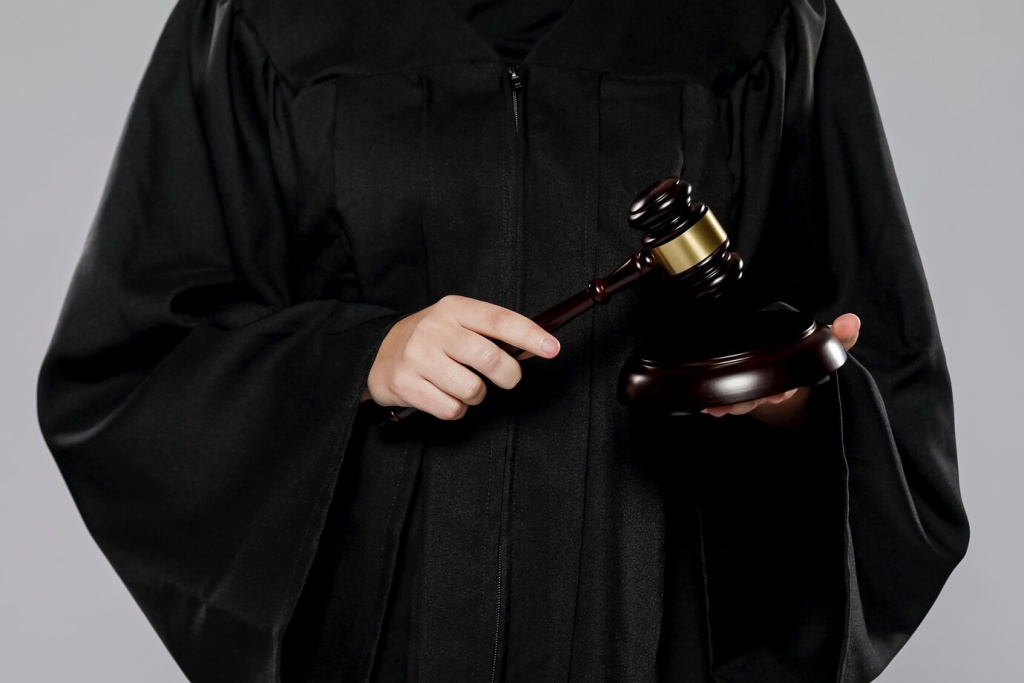 front-view-female-judge-with-gavel_23-2148453379.jpg мантия